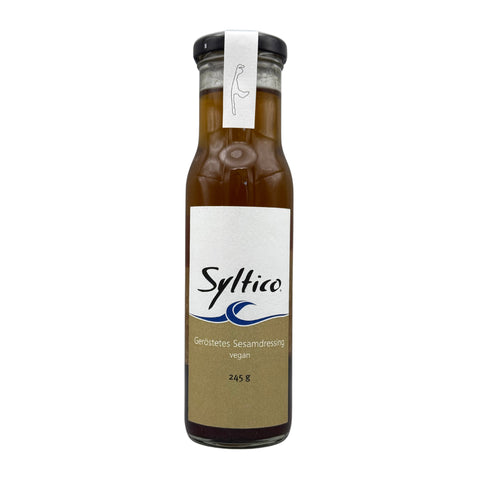 Flasche mit geröstetem Sesamdressing der Marke Syltico, Beige, weißes Etikett mit blauer Welle und der Insel Sylt 