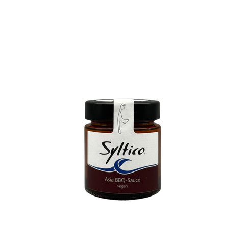Glas mit Asia BBQ Sauce der Marke Syltico, Dunkelrotes weißes Etikett mit blauer Welle und der Insel Sylt 