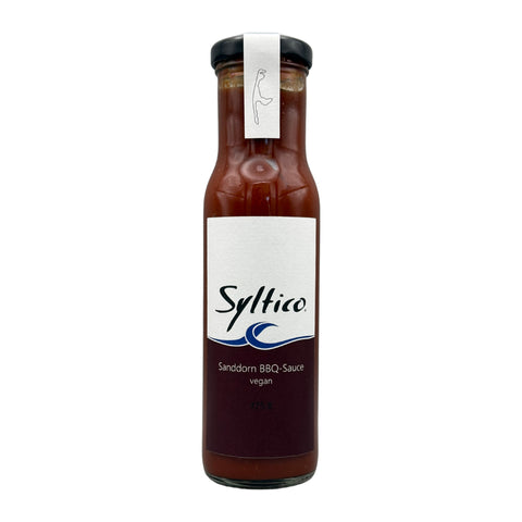 Flasche mit Sanddorn BBQ Sauce der Marke Syltico, Dunkelrotes weißes Etikett mit blauer Welle und der Insel Sylt 