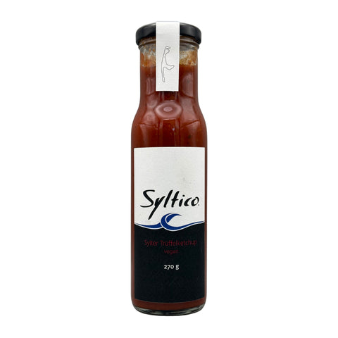 Flasche mit Sylter Trüffelketchup der Marke Syltico, schwarz weißes Etikett mit blauer Welle und der Insel Sylt 